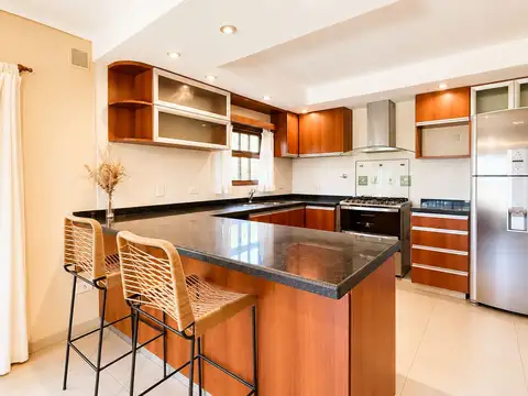 Casa en Venta con 3 cocheras