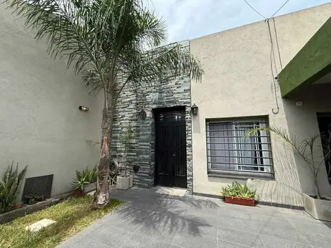 CASA 3 AMB C/2 COCHERAS, PATIO, LAVADERO Y TERRAZA