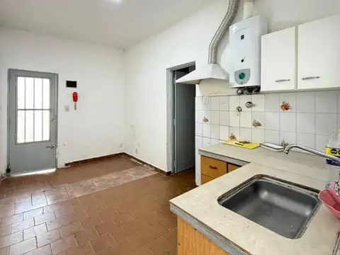 Alquiler casa interna de pasillo, 2 dorm, patio, parrillero