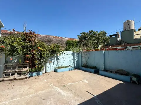 Alquiler casa interna de pasillo, 2 dorm, patio, parrillero