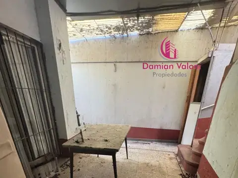 CASA EN LOTE PROPIO PARA REFACCIONAR CON GRAN POTENCIAL