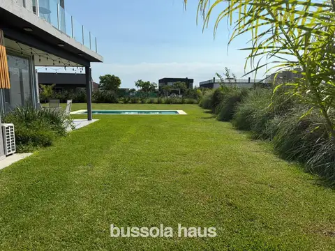 Casa en Alquiler con 2 cocheras