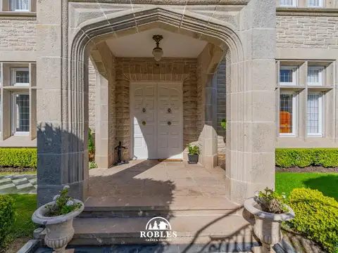 Casa 8 ambientes con 6 baños