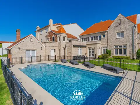 Residencia de estilo, sobre importante lote en el exclusivo barrio Los Troncos