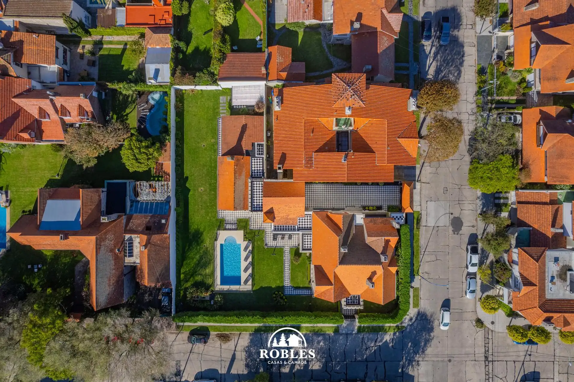 Residencia de estilo, sobre importante lote en el exclusivo barrio Los Troncos