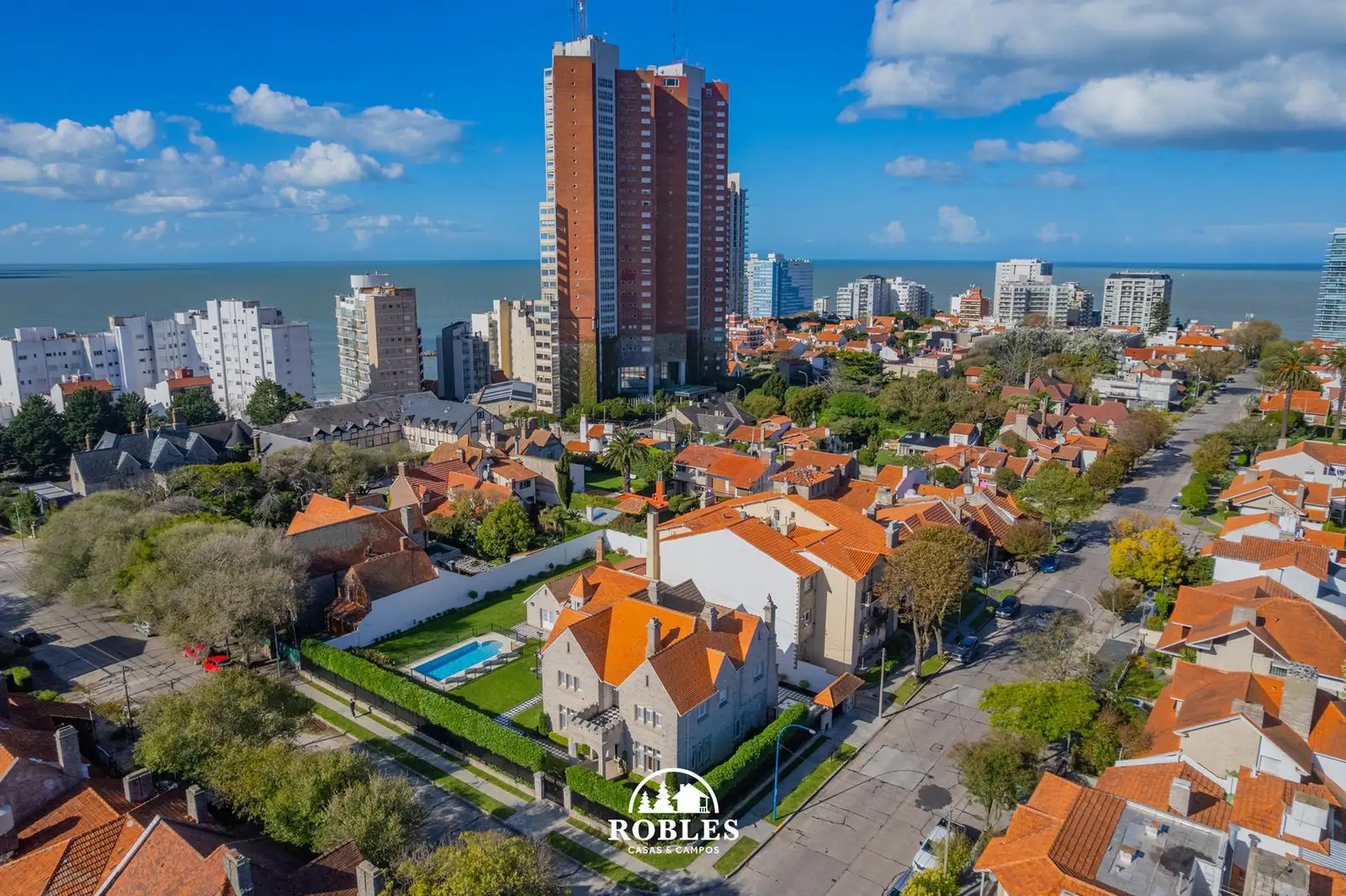 Residencia de estilo, sobre importante lote en el exclusivo barrio Los Troncos