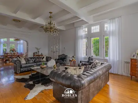 Residencia de estilo, sobre importante lote en el exclusivo barrio Los Troncos