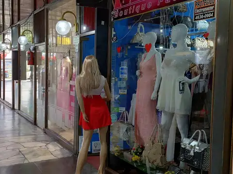Local en la Galería Acapulco, doble altura con entrepiso!