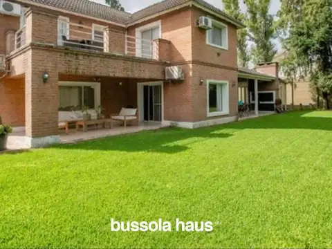 Casa en alquiler y venta  4 dormitorios, quincho, doble galería y pileta en Valle Claro
