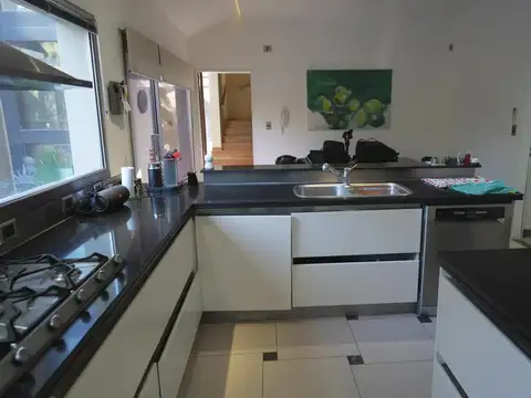 Casa 6 ambientes con 5 baños