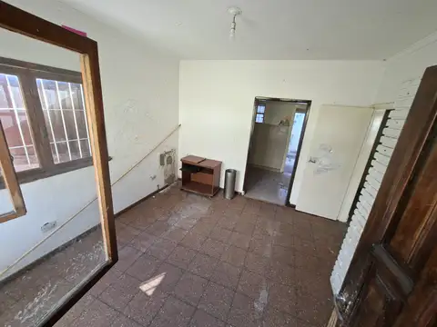 CASA EN PH. VENTA: DESARROLLADA EN UNA PLANTA ( A RECICLAR) DOS DORMITORIOS Bº LAS AVENIDAS.