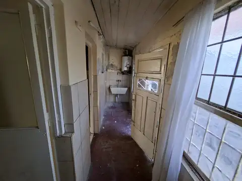 CASA EN PH. VENTA: DESARROLLADA EN UNA PLANTA ( A RECICLAR) DOS DORMITORIOS Bº LAS AVENIDAS.