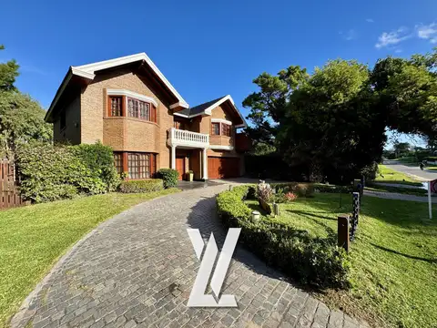 Casa 7 ambientes con 4 baños