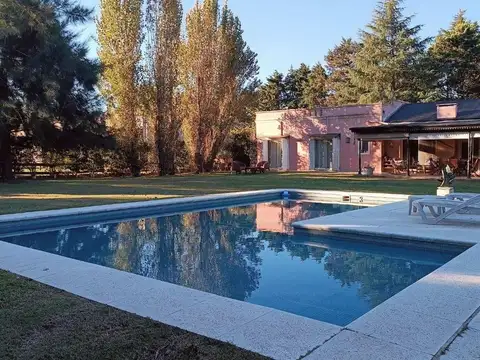 Venta Casa en Barrio Cerrado 4 amb. Gran Jardín