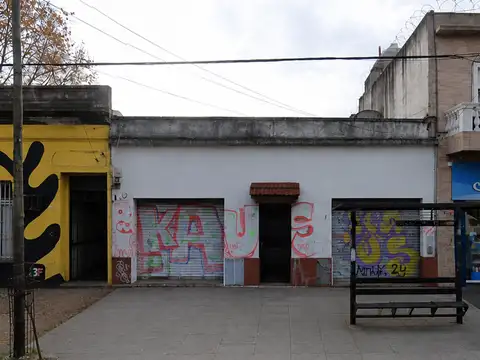 VTA CASA 2 AMBIENTES C/PATIO + 2 LOCALES - CASEROS