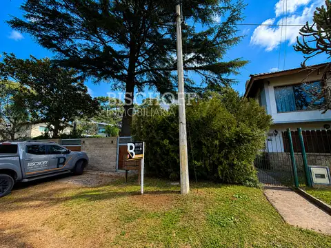 CASA DE 5 AMBIENTES CON COCHERA, PISCINA, QUINCHO + 2 DEPARTAMENTOS