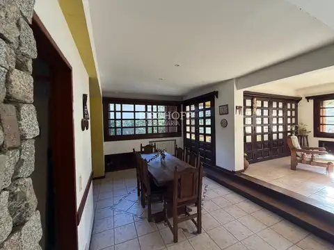 CASA DE 5 AMBIENTES CON COCHERA, PISCINA, QUINCHO + 2 DEPARTAMENTOS