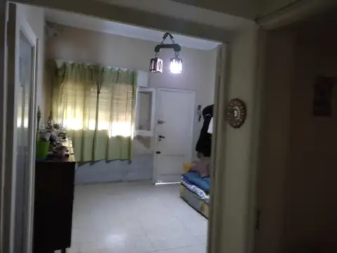 J.J. Paso 1019 - Chalet 2 dormitorios    A reciclar  