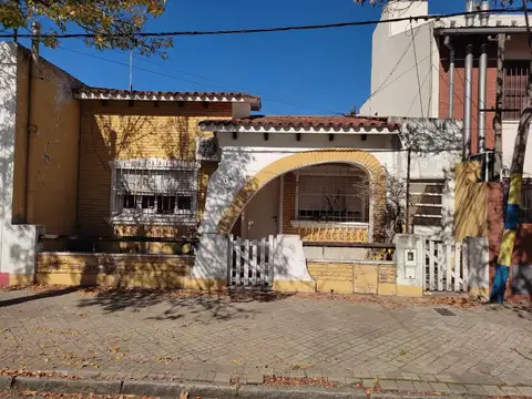 J.J. Paso 1019 - Chalet 2 dormitorios *************  A reciclar ************************