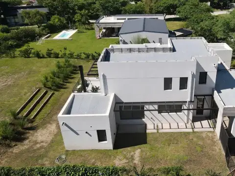 Casa en Venta con 2 cocheras