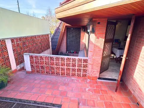 Casa 4 Ambientes con Cochera en Venta en Lanús