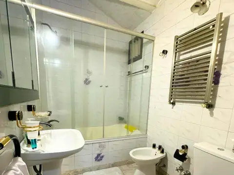 Casa 4 Ambientes con Cochera en Venta en Lanús