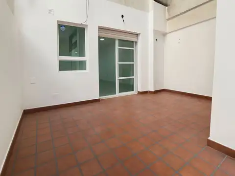 Oportunidad de Inversión: Monoambiente reciclado a nuevo con Patio – Ballester Centro