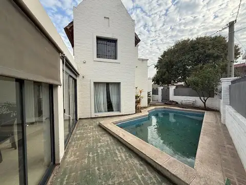 Casa en Venta Urca Patio verde Pileta Quincho