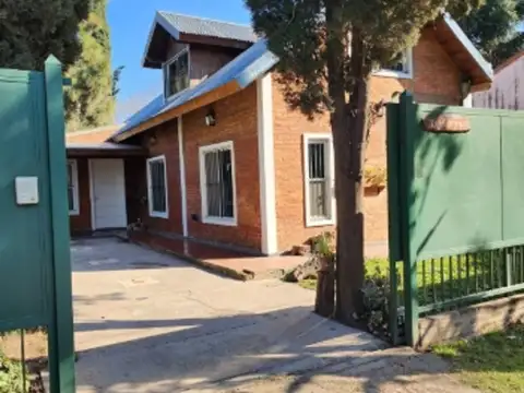 VENTA CASA 5 AMBIENTES DEL VISO CON PATIO 
