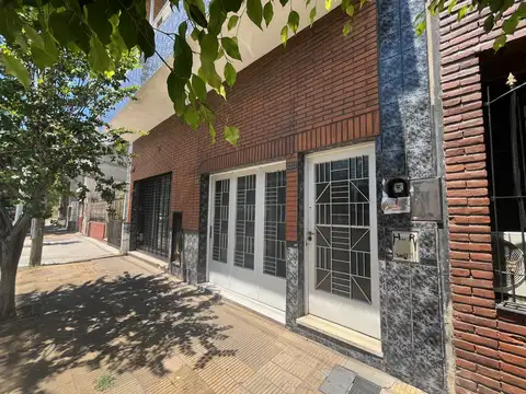 Casa Multifamiliar en Block: 2 locales + 2 Ph de 4 y 3 Ambientes. Apto Credito