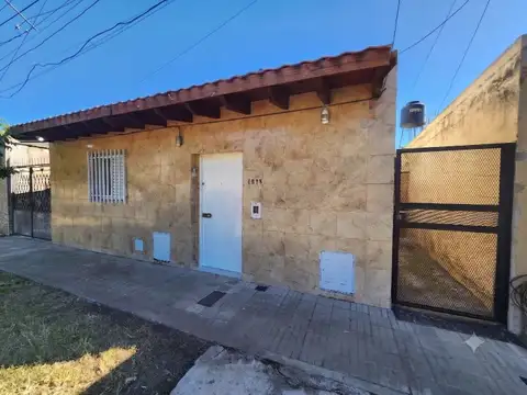 CASA AL FRENTE CON AMPLIO PATIO PARQUIZADO