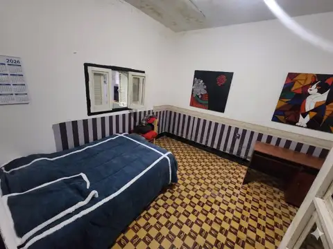 CASA AL FRENTE CON AMPLIO PATIO PARQUIZADO