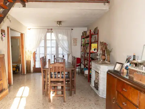 Casa 6 ambientes con 2 baños