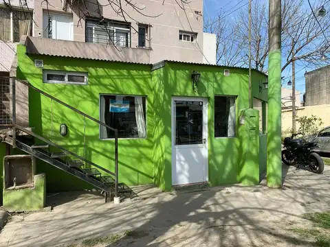 Casa + Salón Comercial en esquina en Santo Tomé