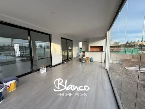 Casa 4 ambientes con 3 baños