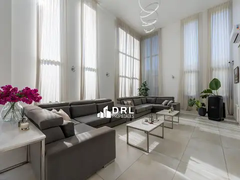 Casa 8 ambientes con 5 baños