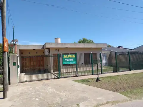 Casa de 5 amb. con cochera en venta | Berazategui