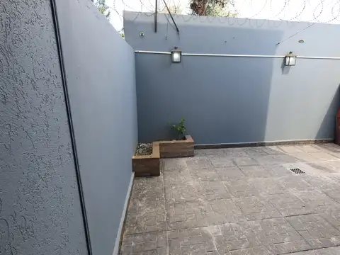 Dúplex con patio, parrilla y cochera - Barrio cerrado con pileta y SUM