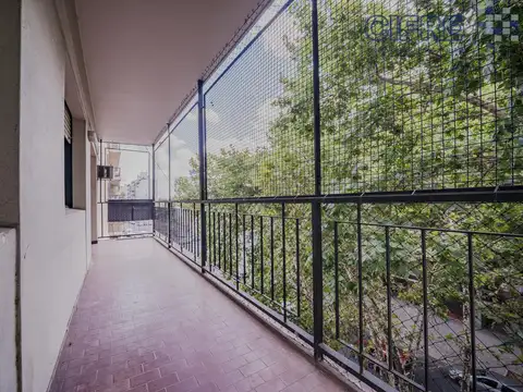 Departamento de 4 ambientes con 2 baños completos y gran balcón al frente.