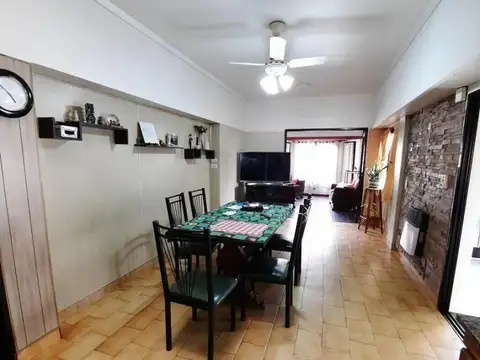 Casa 4 ambientes con 2 baños
