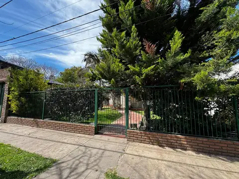 Casa tres dormitorios y jardín en Funes Centro