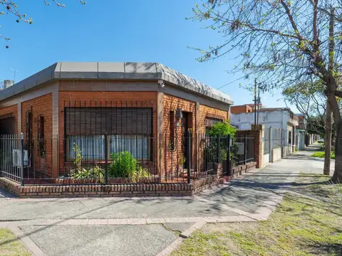 Venta casa 4 ambientes con patio, parrilla y garaje en Villa Luzuriaga.
