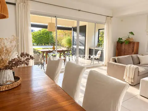 Casa 5 ambientes con 4 baños