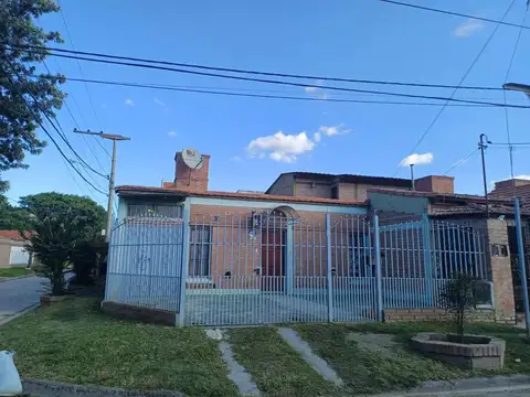 Exc Casa 2 dorm alq amobl esq/jard/gge B° San Nicolás