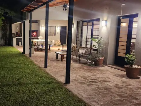 Casa 5 ambientes con 2 baños