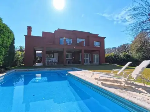 Casa 5 ambientes con 4 baños