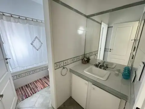 Casa 5 ambientes con 4 baños