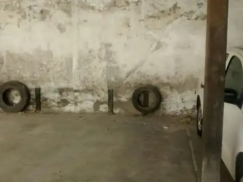 Cochera cubierta en Caseros lado Norte