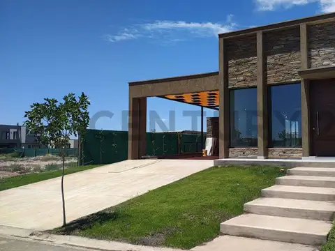 Casa de categoría en venta a estrenar. Entrega inmediata. APTA CREDITO HIPOTECARIO-Luján-ID275709