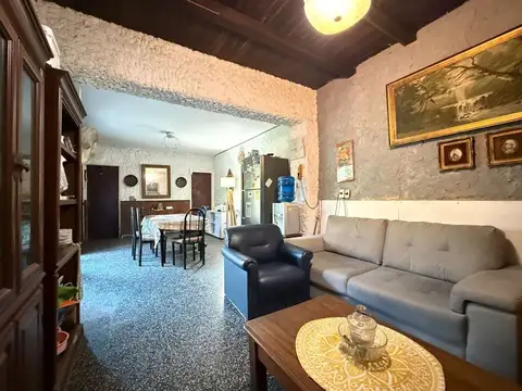 Casa 6 ambientes con 2 baños